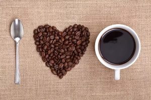 зёрна кофе, выложенные в форме сердца