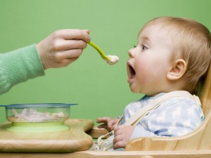 ребёнок кушает