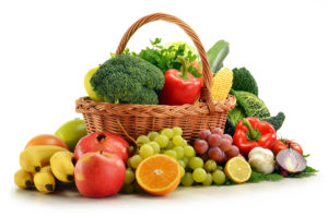 корзина с фруктами и овощами