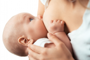 женщина кормит грудью ребёнка