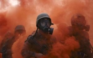 солдаты в противогазах, окутанные химическим дымом