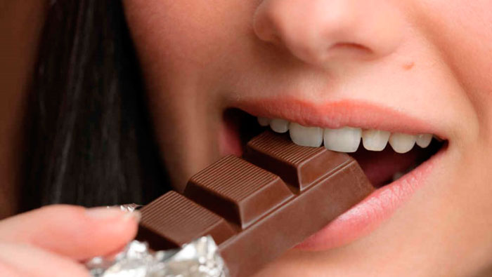 девушка ест шоколад